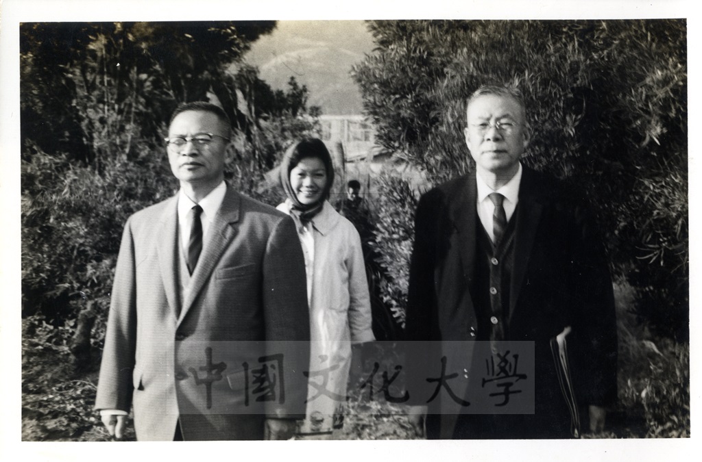 創辦人張其昀偕黃貴美女士、朱慶堂先生等學者於1962年勘察華岡建校校地的圖檔，第1張，共8張