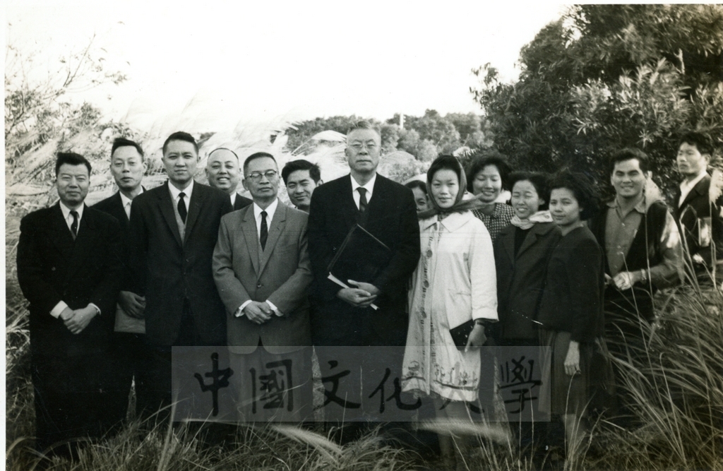創辦人張其昀偕黃貴美女士、朱慶堂先生等學者於1962年勘察華岡建校校地的圖檔，第3張，共8張