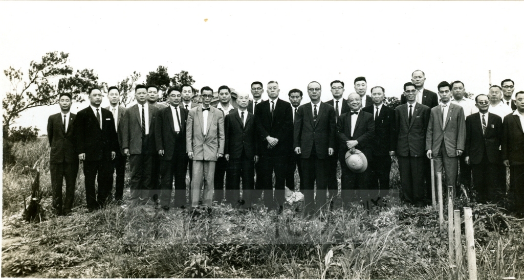 創辦人張其昀偕黃貴美女士、朱慶堂先生等學者於1962年勘察華岡建校校地的圖檔，第4張，共8張