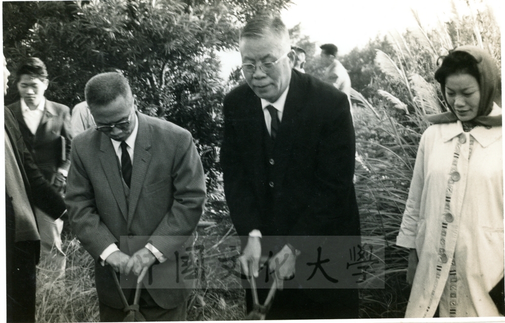 創辦人張其昀偕黃貴美女士、朱慶堂先生等學者於1962年勘察華岡建校校地的圖檔，第5張，共8張