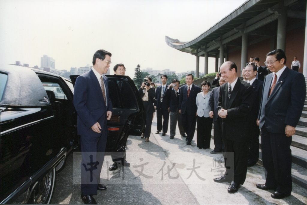 1998年4月30日舉行「日本名畫文物展-日本美術四百年史　從桃山時代到現代」開幕預展，行政院長蕭萬長蒞臨致賀的圖檔，第2張，共19張