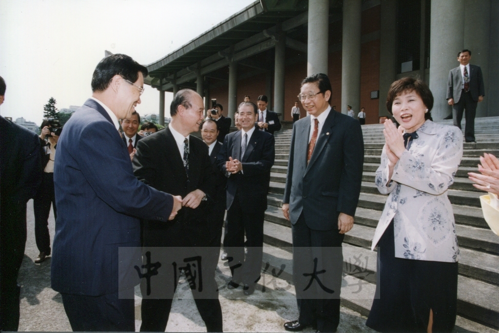 1998年4月30日舉行「日本名畫文物展-日本美術四百年史　從桃山時代到現代」開幕預展，行政院長蕭萬長蒞臨致賀的圖檔，第3張，共19張