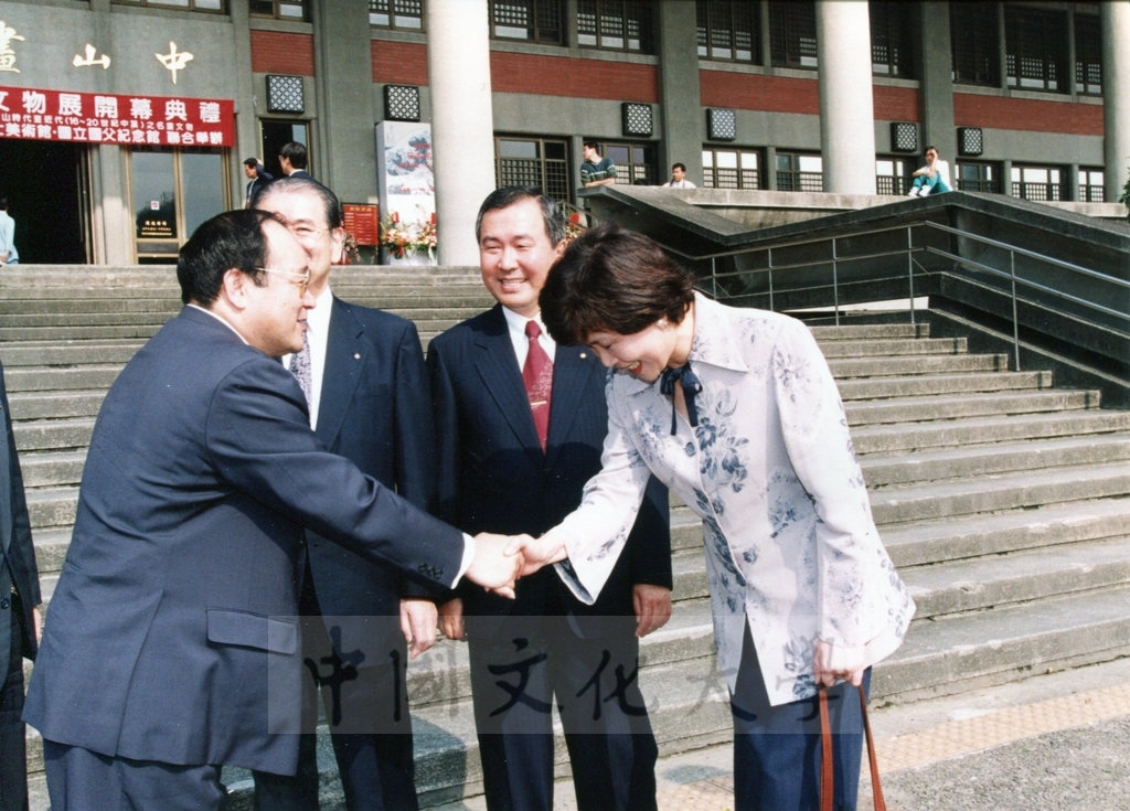 1998年4月30日舉行「日本名畫文物展-日本美術四百年史　從桃山時代到現代」開幕預展，行政院長蕭萬長蒞臨致賀的圖檔，第7張，共19張