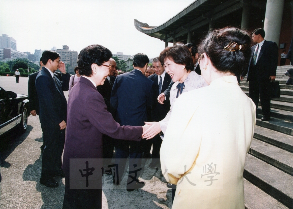 1998年4月30日舉行「日本名畫文物展-日本美術四百年史　從桃山時代到現代」開幕預展，行政院長蕭萬長蒞臨致賀的圖檔，第8張，共19張