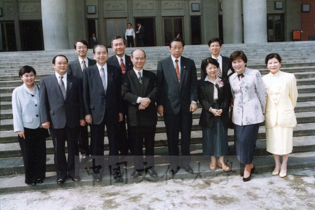 1998年4月30日舉行「日本名畫文物展-日本美術四百年史　從桃山時代到現代」開幕預展，行政院長蕭萬長蒞臨致賀的圖檔，第9張，共19張