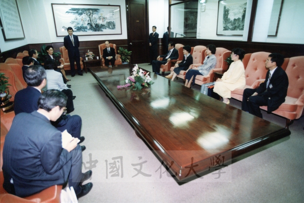 1998年4月30日舉行「日本名畫文物展-日本美術四百年史　從桃山時代到現代」開幕預展，行政院長蕭萬長蒞臨致賀的圖檔，第10張，共19張