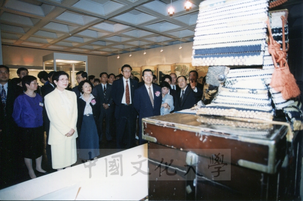 1998年4月30日舉行「日本名畫文物展-日本美術四百年史　從桃山時代到現代」開幕預展，行政院長蕭萬長蒞臨致賀的圖檔，第12張，共19張