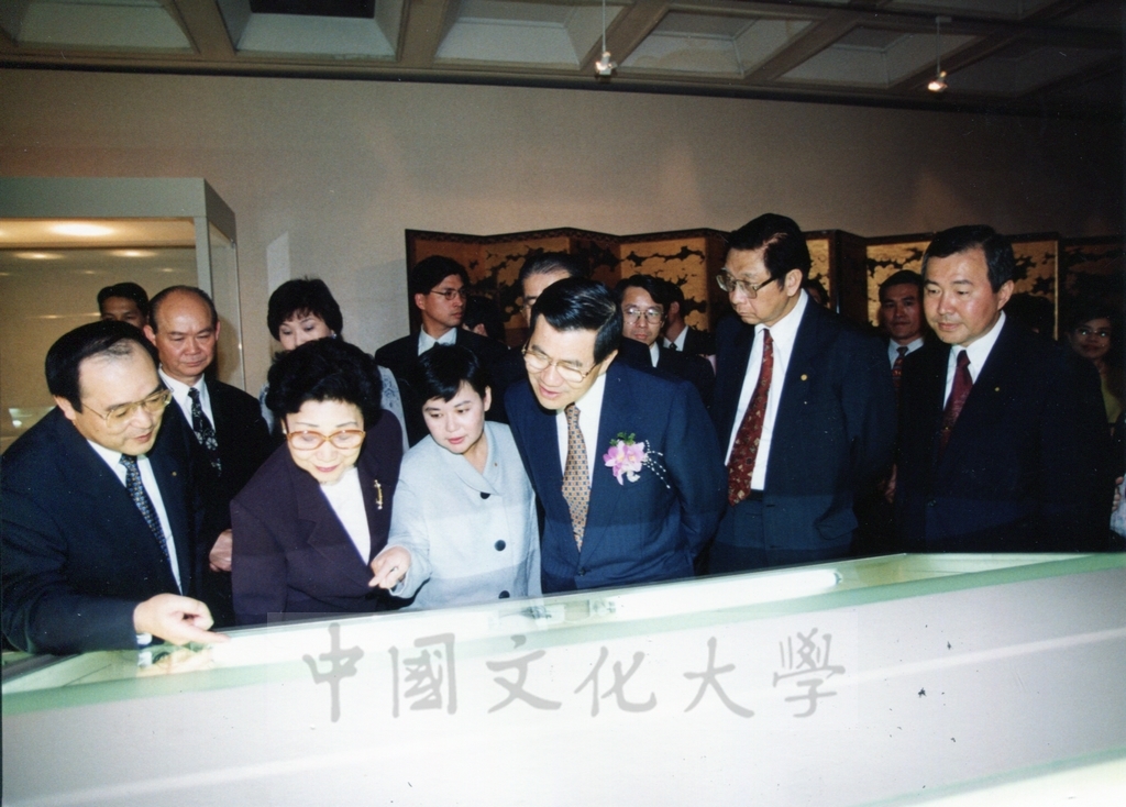 1998年4月30日舉行「日本名畫文物展-日本美術四百年史　從桃山時代到現代」開幕預展，行政院長蕭萬長蒞臨致賀的圖檔，第13張，共19張