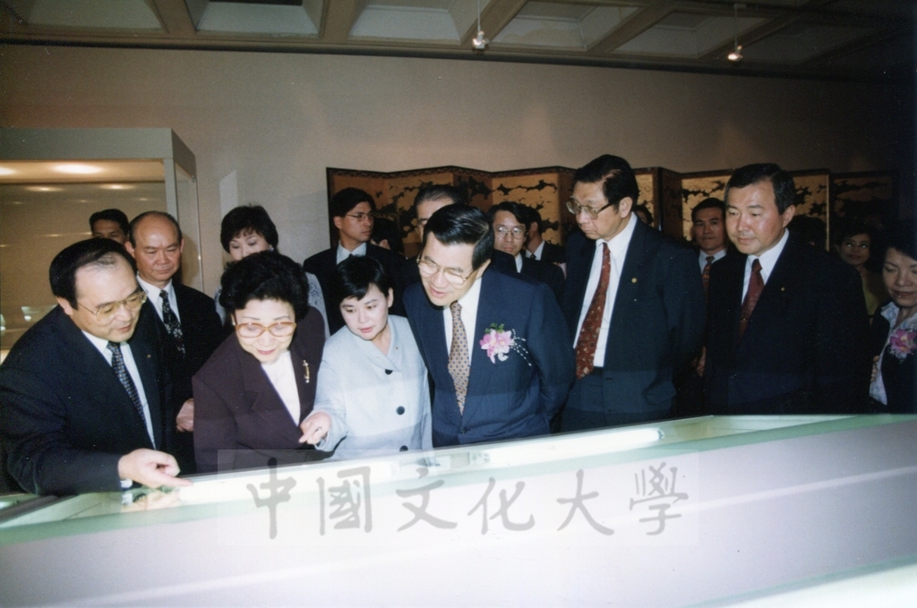 1998年4月30日舉行「日本名畫文物展-日本美術四百年史　從桃山時代到現代」開幕預展，行政院長蕭萬長蒞臨致賀的圖檔，第14張，共19張