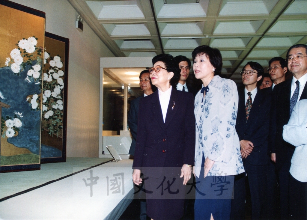 1998年4月30日舉行「日本名畫文物展-日本美術四百年史　從桃山時代到現代」開幕預展，行政院長蕭萬長蒞臨致賀的圖檔，第15張，共19張