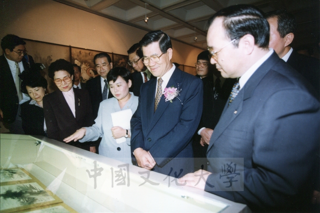 1998年4月30日舉行「日本名畫文物展-日本美術四百年史　從桃山時代到現代」開幕預展，行政院長蕭萬長蒞臨致賀的圖檔，第16張，共19張