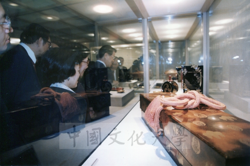 1998年4月30日舉行「日本名畫文物展-日本美術四百年史　從桃山時代到現代」開幕預展，行政院長蕭萬長蒞臨致賀的圖檔，第17張，共19張