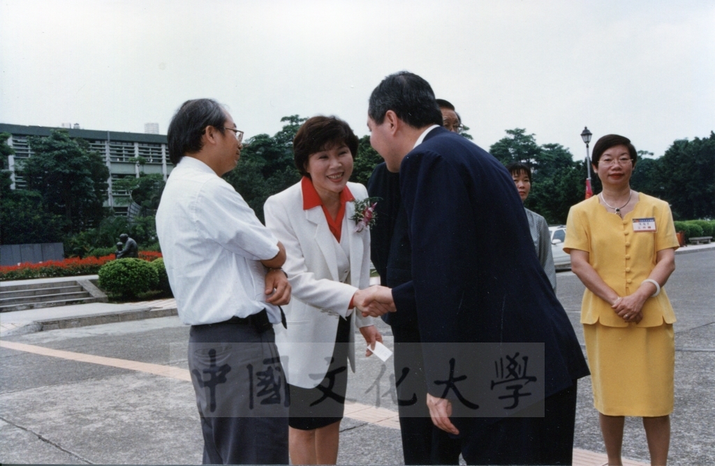 1998年5月1日舉行「日本名畫文物展-日本美術四百年史　從桃山時代到現代」開幕典禮，由副總統連戰、董事長張鏡湖等共同剪彩的圖檔，第1張，共27張