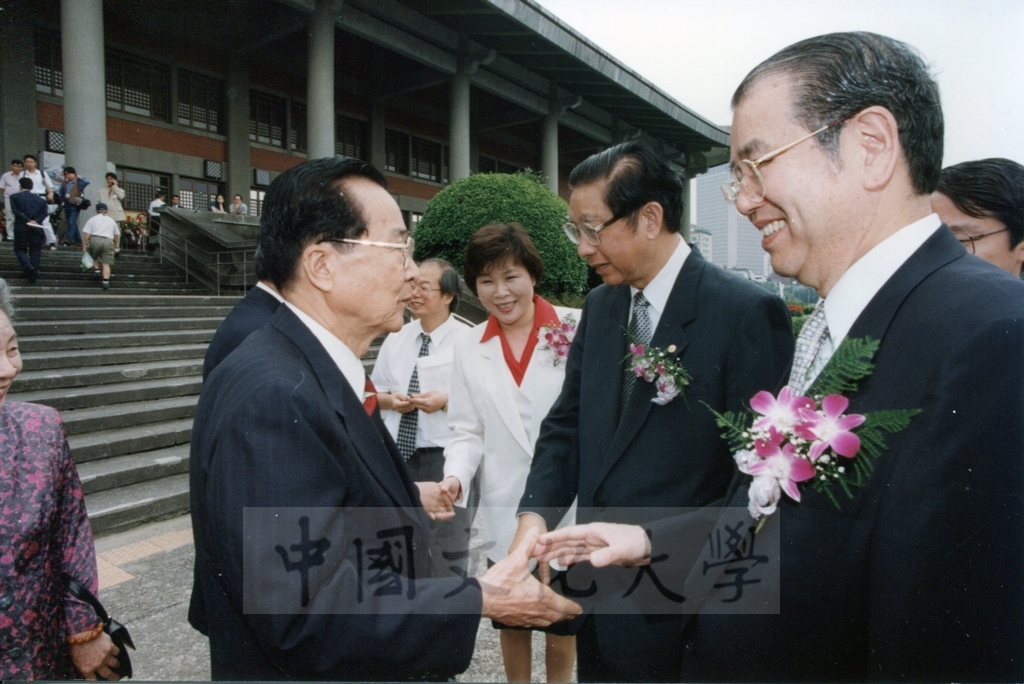 1998年5月1日舉行「日本名畫文物展-日本美術四百年史　從桃山時代到現代」開幕典禮，由副總統連戰、董事長張鏡湖等共同剪彩的圖檔，第2張，共27張