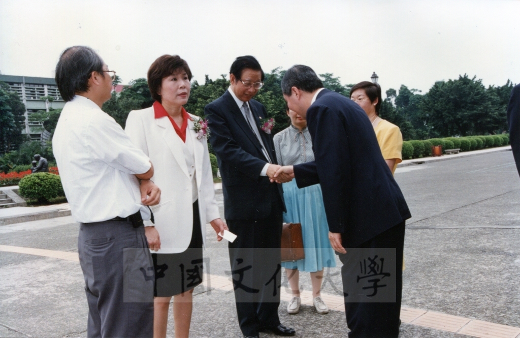 1998年5月1日舉行「日本名畫文物展-日本美術四百年史　從桃山時代到現代」開幕典禮，由副總統連戰、董事長張鏡湖等共同剪彩的圖檔，第3張，共27張