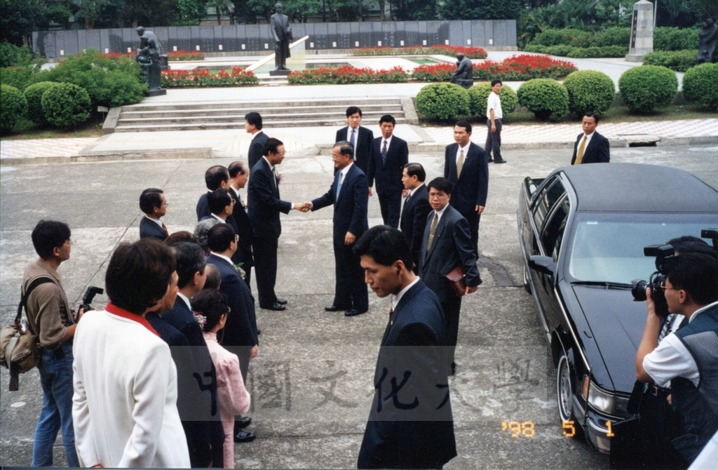 1998年5月1日舉行「日本名畫文物展-日本美術四百年史　從桃山時代到現代」開幕典禮，由副總統連戰、董事長張鏡湖等共同剪彩的圖檔，第5張，共27張