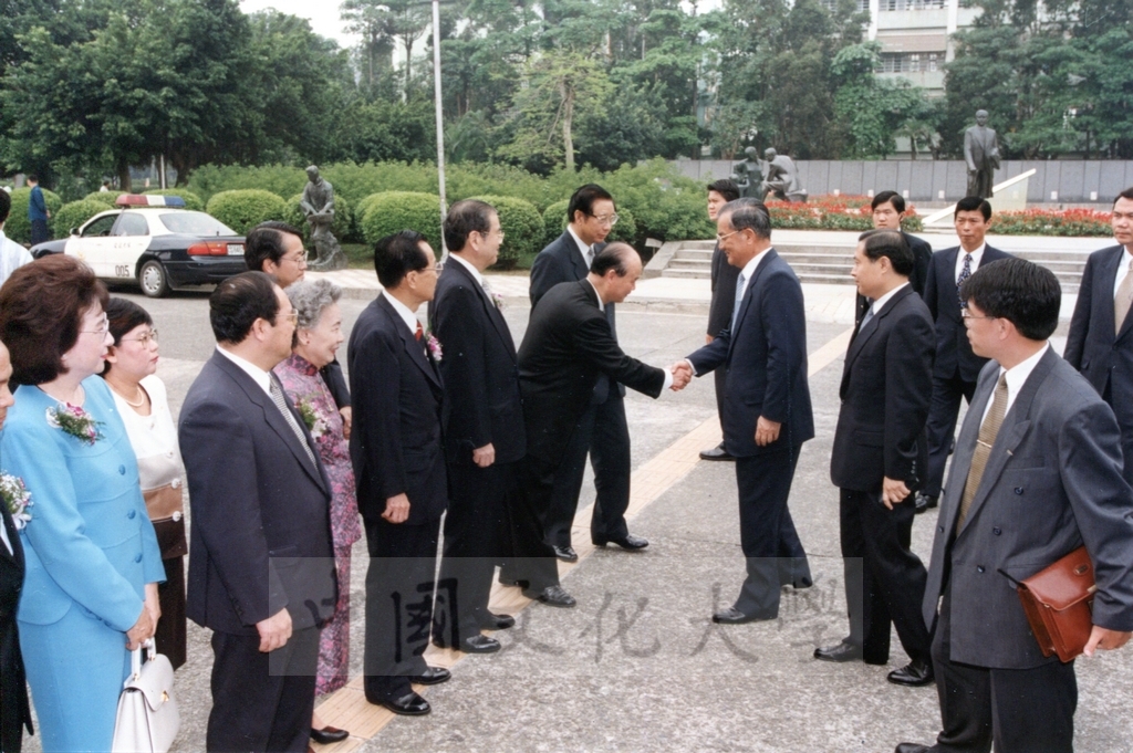 1998年5月1日舉行「日本名畫文物展-日本美術四百年史　從桃山時代到現代」開幕典禮，由副總統連戰、董事長張鏡湖等共同剪彩的圖檔，第6張，共27張