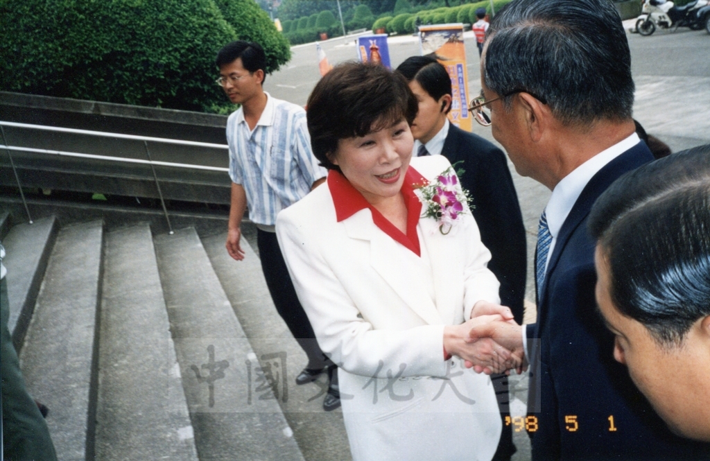 1998年5月1日舉行「日本名畫文物展-日本美術四百年史　從桃山時代到現代」開幕典禮，由副總統連戰、董事長張鏡湖等共同剪彩的圖檔，第7張，共27張