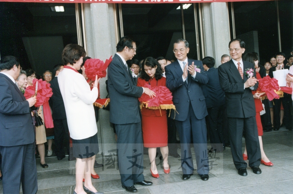 1998年5月1日舉行「日本名畫文物展-日本美術四百年史　從桃山時代到現代」開幕典禮，由副總統連戰、董事長張鏡湖等共同剪彩的圖檔，第11張，共27張