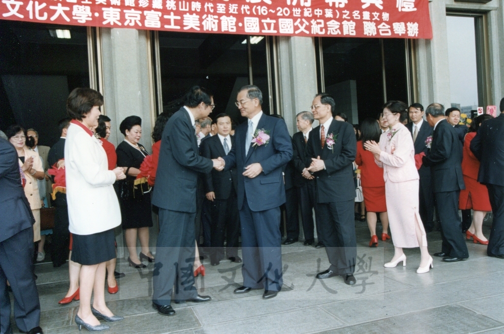 1998年5月1日舉行「日本名畫文物展-日本美術四百年史　從桃山時代到現代」開幕典禮，由副總統連戰、董事長張鏡湖等共同剪彩的圖檔，第12張，共27張