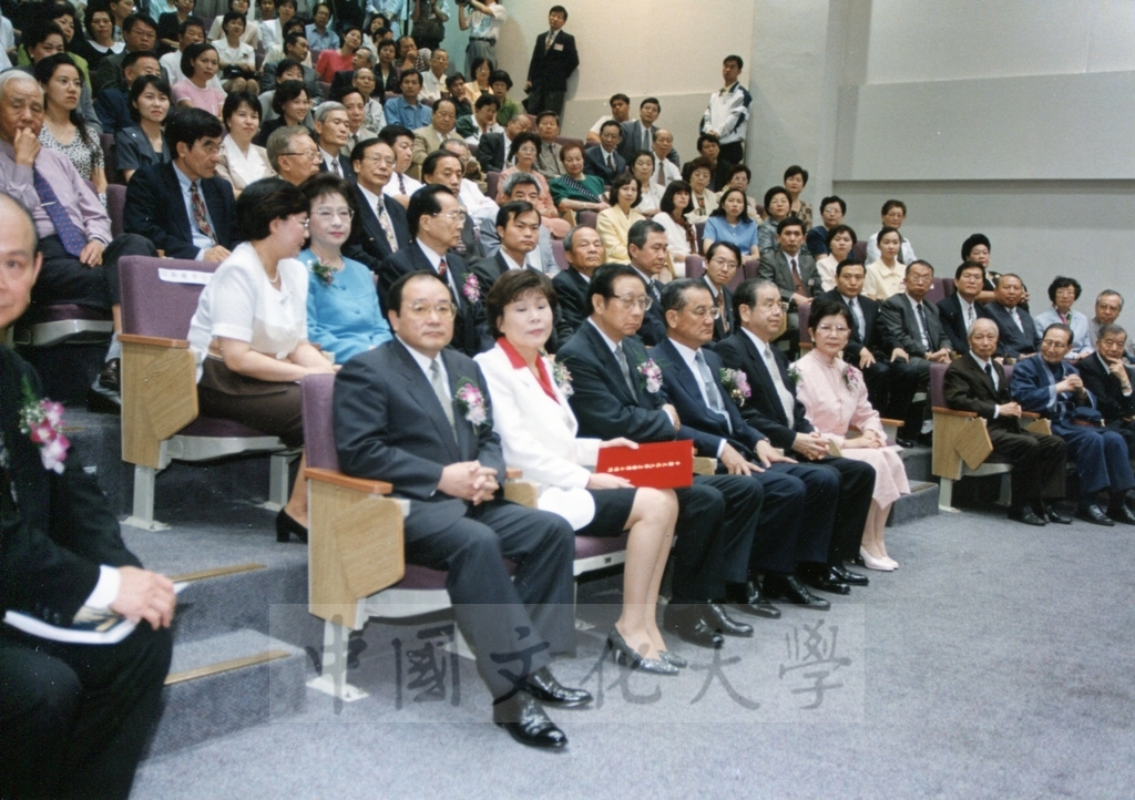 1998年5月1日舉行「日本名畫文物展-日本美術四百年史　從桃山時代到現代」開幕典禮，由副總統連戰、董事長張鏡湖等共同剪彩的圖檔，第21張，共27張