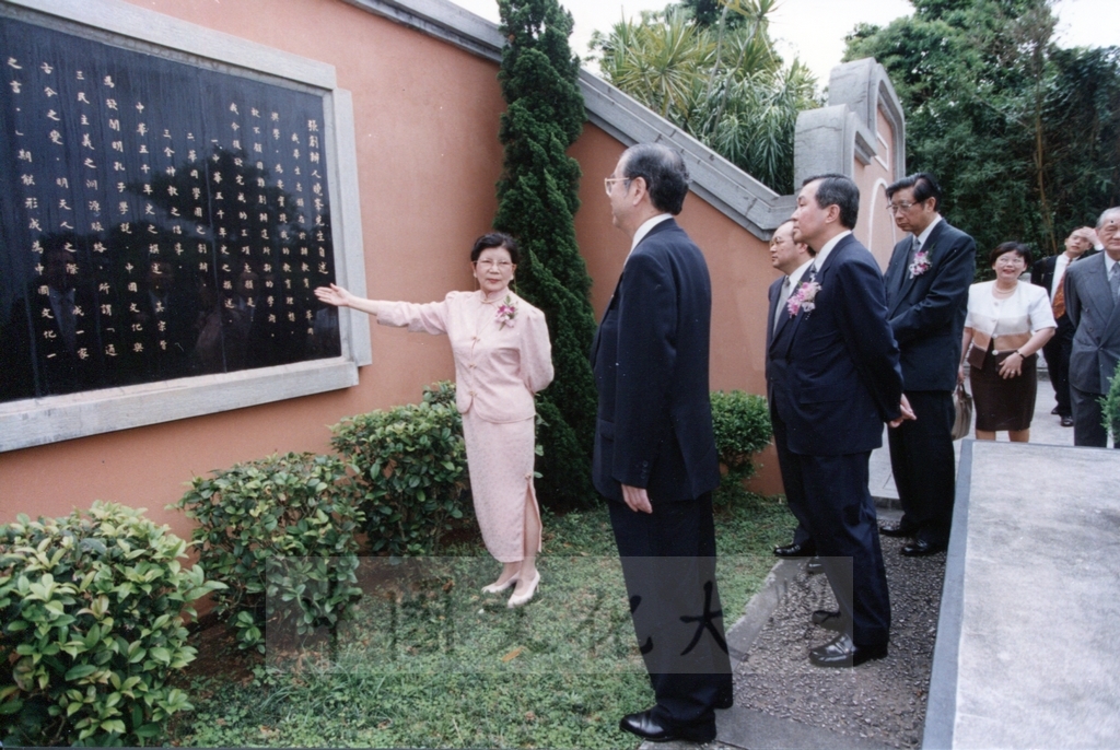 1998年5月1日東京富士美術館創辦人池田大作先生最高榮譽獎暨常務理事高倉達夫先生及日本創價大學校長小室金之助先生榮譽獎頒贈典禮的圖檔，第32張，共38張