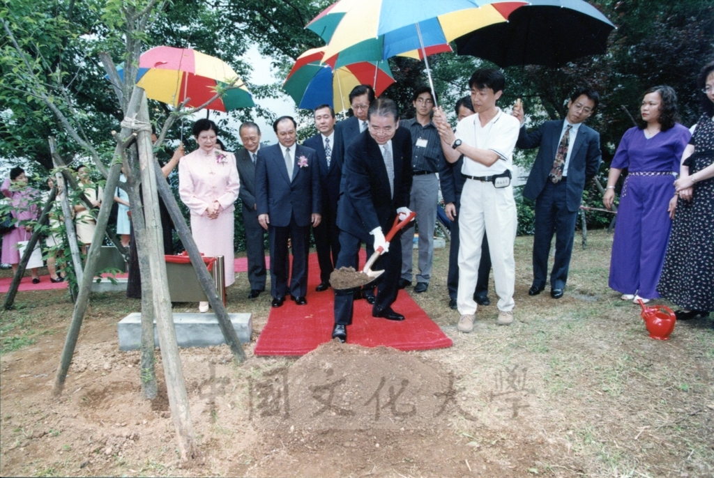 1998年5月1日東京富士美術館創辦人池田大作先生最高榮譽獎暨常務理事高倉達夫先生及日本創價大學校長小室金之助先生榮譽獎頒贈典禮的圖檔，第33張，共38張