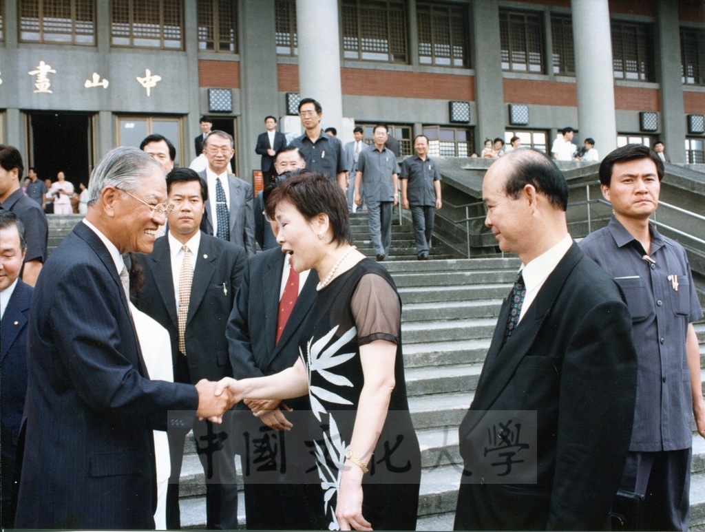 1998年6月1日總統李登輝及夫人曾文惠女士蒞臨國父紀念館參觀日本名畫文物展的圖檔，第3張，共21張
