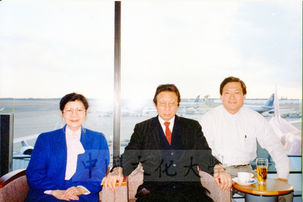 1999年11月27日董事長張鏡湖出發至北京出席國際數字地球會議的圖檔，第1張，共2張