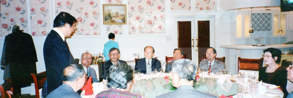 1999年11月28日董事長張鏡湖出席中國科學院遙感所建所20周年院慶暨祝賀陳述彭院士80華誕的圖檔，第8張，共12張