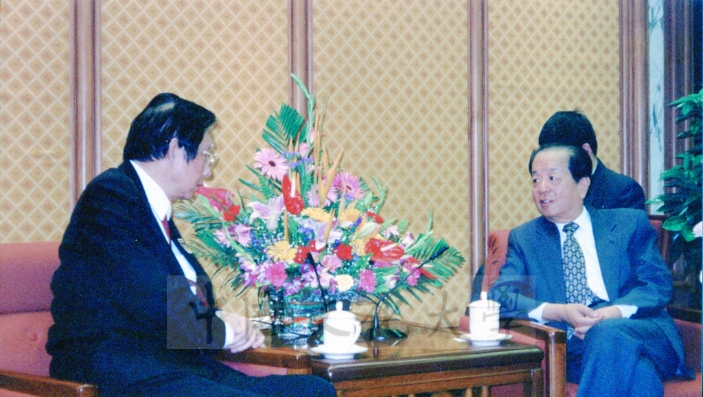 1999年11月30日董事長張鏡湖拜會中共國務院副總理錢其琛先生的圖檔，第4張，共8張