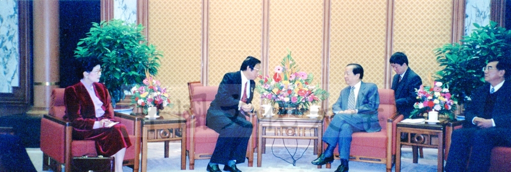1999年11月30日董事長張鏡湖拜會中共國務院副總理錢其琛先生的圖檔，第6張，共8張