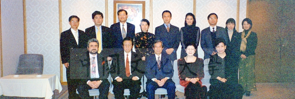 1999年12月3日董事長張鏡湖率領代表團出訪日本飛抵日本成田機場的圖檔，第3張，共6張