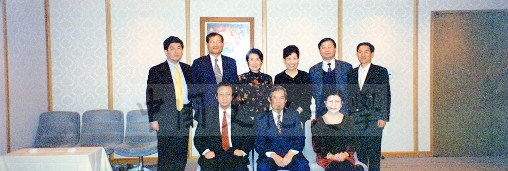 1999年12月3日董事長張鏡湖率領代表團出訪日本飛抵日本成田機場的圖檔，第4張，共6張