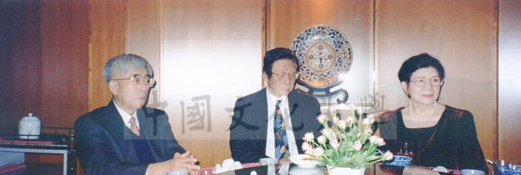 1999年12月4日日本東京國際大學校長金子泰雄拜會董事長張鏡湖並贈與地震賑災捐款日幣二十萬元的圖檔，第1張，共5張