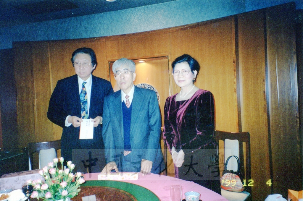 1999年12月4日日本東京國際大學校長金子泰雄拜會董事長張鏡湖並贈與地震賑災捐款日幣二十萬元的圖檔，第2張，共5張