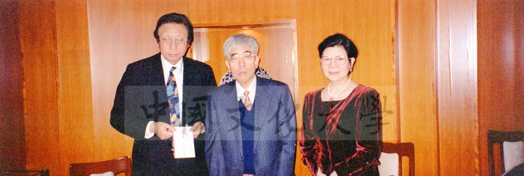 1999年12月4日日本東京國際大學校長金子泰雄拜會董事長張鏡湖並贈與地震賑災捐款日幣二十萬元的圖檔，第3張，共5張