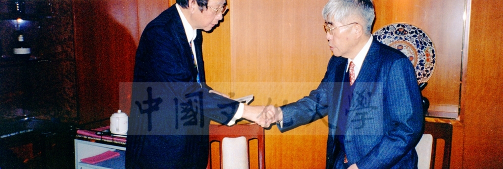 1999年12月4日日本東京國際大學校長金子泰雄拜會董事長張鏡湖並贈與地震賑災捐款日幣二十萬元的圖檔，第4張，共5張