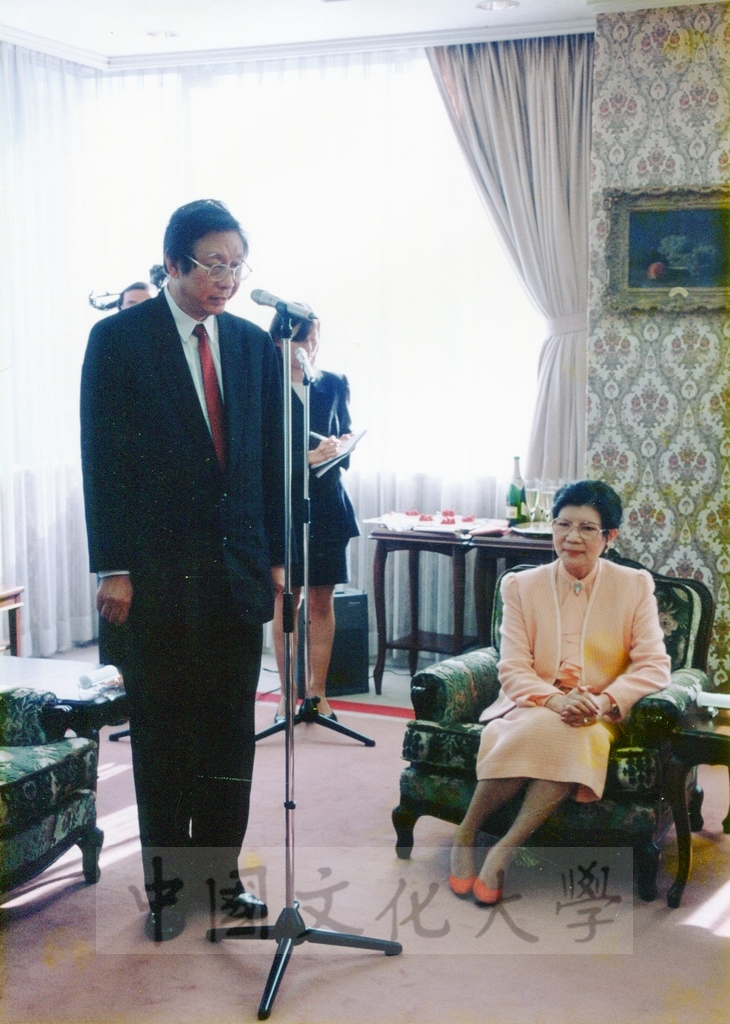 1999年12月5日董事長張鏡湖代表中國文化大學與東京富士美術館簽訂2000年10至11月借展西洋名畫合約的圖檔，第10張，共32張