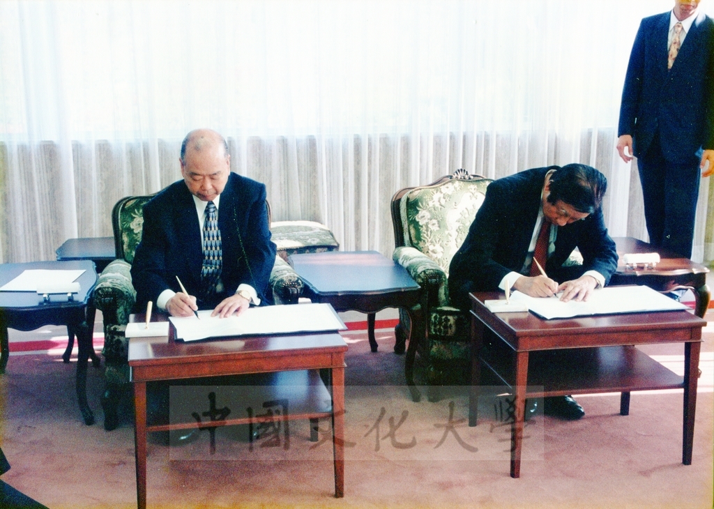 1999年12月5日董事長張鏡湖代表中國文化大學與東京富士美術館簽訂2000年10至11月借展西洋名畫合約的圖檔，第11張，共32張
