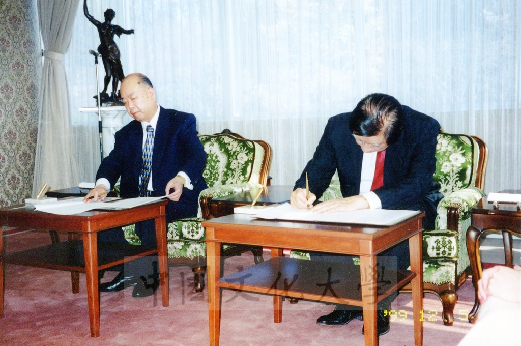 1999年12月5日董事長張鏡湖代表中國文化大學與東京富士美術館簽訂2000年10至11月借展西洋名畫合約的圖檔，第12張，共32張