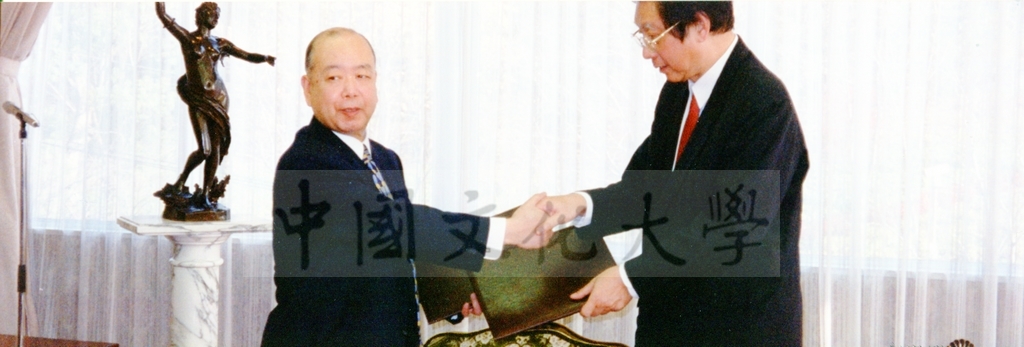1999年12月5日董事長張鏡湖代表中國文化大學與東京富士美術館簽訂2000年10至11月借展西洋名畫合約的圖檔，第13張，共32張