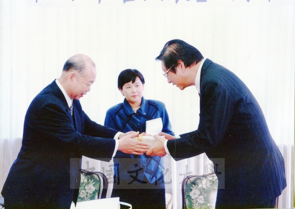 1999年12月5日董事長張鏡湖代表中國文化大學與東京富士美術館簽訂2000年10至11月借展西洋名畫合約的圖檔，第18張，共32張
