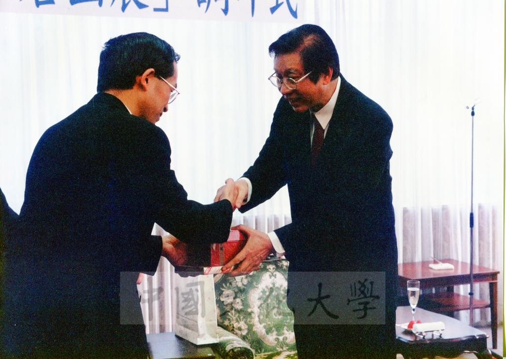 1999年12月5日董事長張鏡湖代表中國文化大學與東京富士美術館簽訂2000年10至11月借展西洋名畫合約的圖檔，第19張，共32張