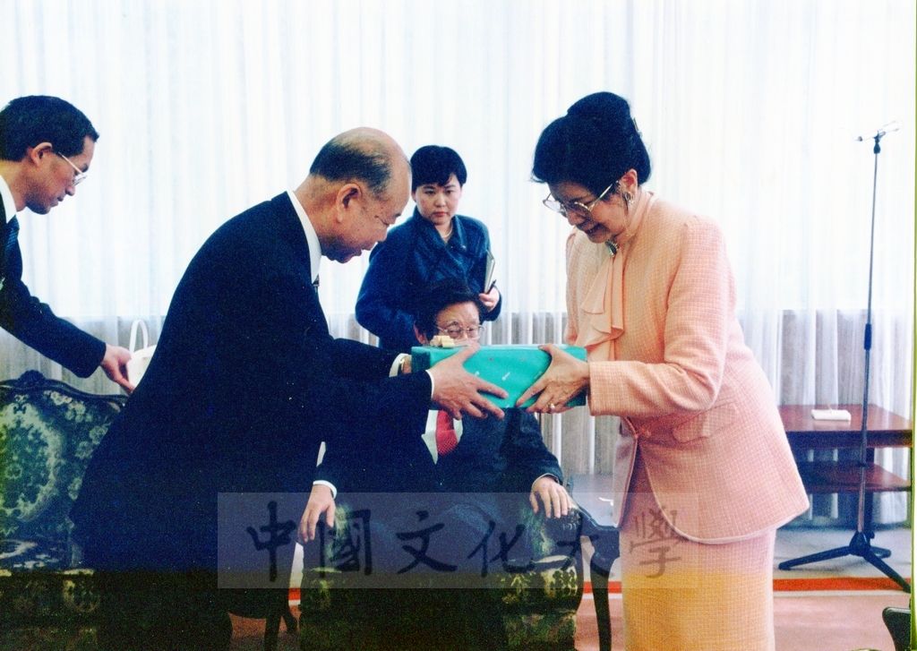 1999年12月5日董事長張鏡湖代表中國文化大學與東京富士美術館簽訂2000年10至11月借展西洋名畫合約的圖檔，第20張，共32張