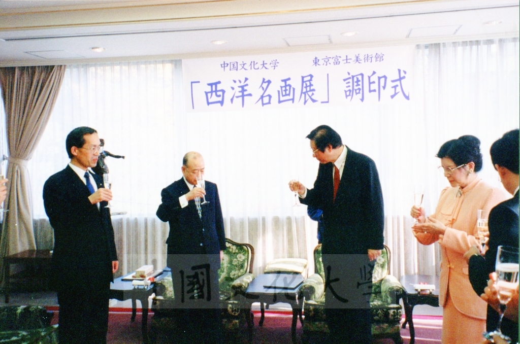 1999年12月5日董事長張鏡湖代表中國文化大學與東京富士美術館簽訂2000年10至11月借展西洋名畫合約的圖檔，第21張，共32張