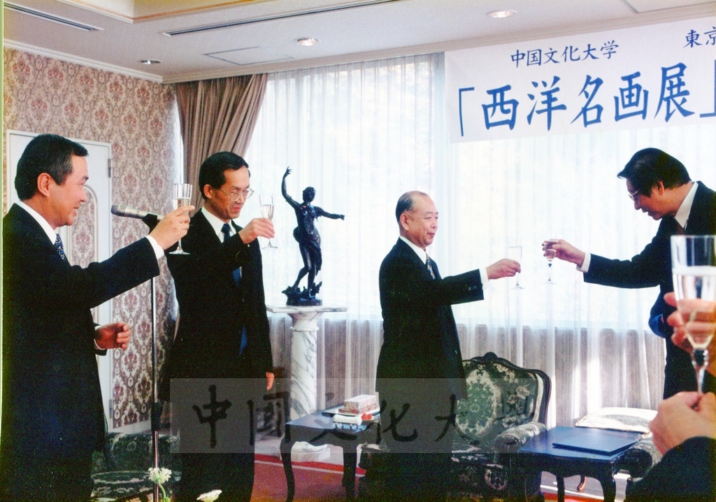 1999年12月5日董事長張鏡湖代表中國文化大學與東京富士美術館簽訂2000年10至11月借展西洋名畫合約的圖檔，第22張，共32張