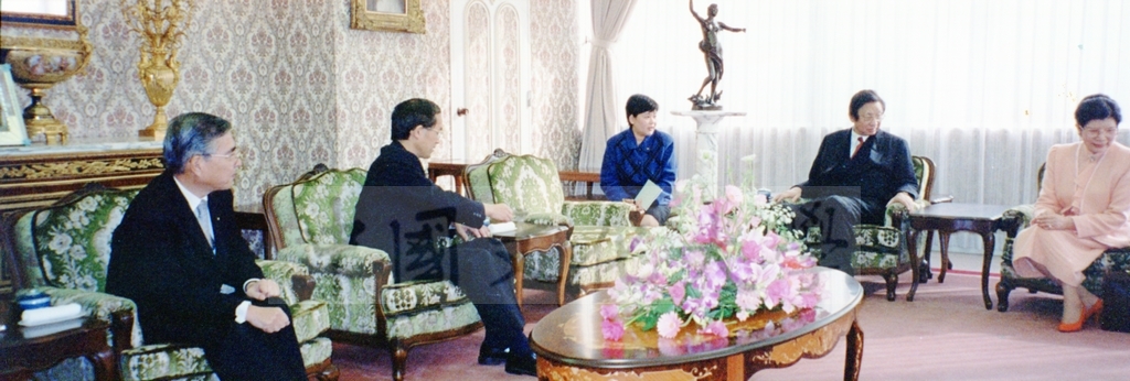 1999年12月5日董事長張鏡湖代表中國文化大學與東京富士美術館簽訂2000年10至11月借展西洋名畫合約的圖檔，第24張，共32張