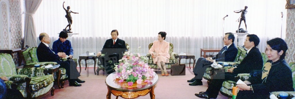 1999年12月5日董事長張鏡湖代表中國文化大學與東京富士美術館簽訂2000年10至11月借展西洋名畫合約的圖檔，第26張，共32張
