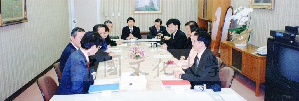 1999年12月5日董事長張鏡湖代表中國文化大學與東京富士美術館簽訂2000年10至11月借展西洋名畫合約的圖檔，第27張，共32張